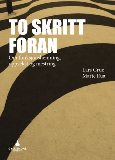 To skritt foran